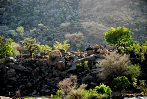 maison construite sur les montagnes 
